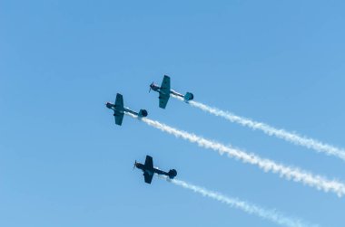 Torre Del Mar, İspanya - 29 Temmuz 2018 uçakları uçan plaj bir sahil kasabasında, Andalusia içinde airshow akrobasi üzerinden