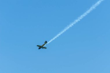 Torre Del Mar, İspanya - 29 Temmuz 2018 uçakları uçan plaj bir sahil kasabasında, Andalusia içinde airshow akrobasi üzerinden