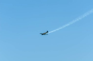 Torre Del Mar, İspanya - 29 Temmuz 2018 uçakları uçan plaj bir sahil kasabasında, Andalusia içinde airshow akrobasi üzerinden
