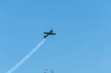 Torre Del Mar, İspanya - 29 Temmuz 2018 uçakları uçan plaj bir sahil kasabasında, Andalusia içinde airshow akrobasi üzerinden