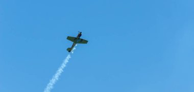 Torre Del Mar, İspanya - 29 Temmuz 2018 uçakları uçan plaj bir sahil kasabasında, Andalusia içinde airshow akrobasi üzerinden