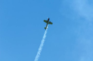 Torre Del Mar, İspanya - 29 Temmuz 2018 uçakları uçan plaj bir sahil kasabasında, Andalusia içinde airshow akrobasi üzerinden