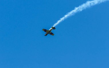 Torre Del Mar, İspanya - 29 Temmuz 2018 uçakları uçan plaj bir sahil kasabasında, Andalusia içinde airshow akrobasi üzerinden