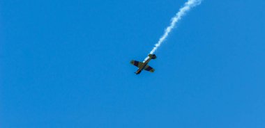 Torre Del Mar, İspanya - 29 Temmuz 2018 uçakları uçan plaj bir sahil kasabasında, Andalusia içinde airshow akrobasi üzerinden