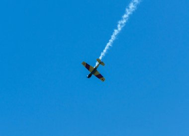 Torre Del Mar, İspanya - 29 Temmuz 2018 uçakları uçan plaj bir sahil kasabasında, Andalusia içinde airshow akrobasi üzerinden