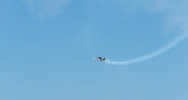 Torre Del Mar, İspanya - 29 Temmuz 2018 uçakları uçan plaj bir sahil kasabasında, Andalusia içinde airshow akrobasi üzerinden