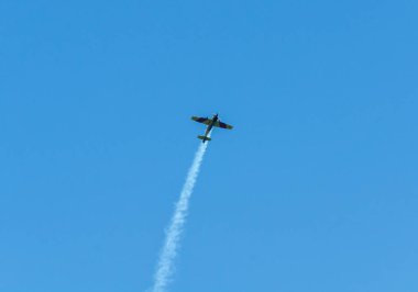 Torre Del Mar, İspanya - 29 Temmuz 2018 uçakları uçan plaj bir sahil kasabasında, Andalusia içinde airshow akrobasi üzerinden