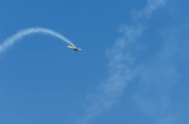 Torre Del Mar, İspanya - 29 Temmuz 2018 uçakları uçan plaj bir sahil kasabasında, Andalusia içinde airshow akrobasi üzerinden