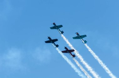 Torre Del Mar, İspanya - 29 Temmuz 2018 uçakları uçan plaj bir sahil kasabasında, Andalusia içinde airshow akrobasi üzerinden