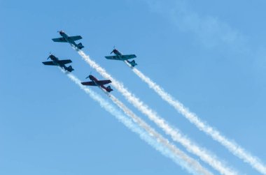 Torre Del Mar, İspanya - 29 Temmuz 2018 uçakları uçan plaj bir sahil kasabasında, Andalusia içinde airshow akrobasi üzerinden