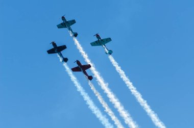 Torre Del Mar, İspanya - 29 Temmuz 2018 uçakları uçan plaj bir sahil kasabasında, Andalusia içinde airshow akrobasi üzerinden