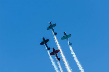Torre Del Mar, İspanya - 29 Temmuz 2018 uçakları uçan plaj bir sahil kasabasında, Andalusia içinde airshow akrobasi üzerinden