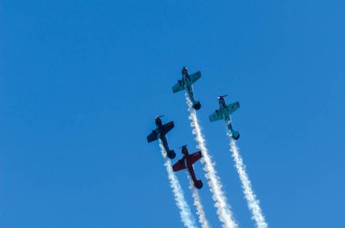 Torre Del Mar, İspanya - 29 Temmuz 2018 uçakları uçan plaj bir sahil kasabasında, Andalusia içinde airshow akrobasi üzerinden