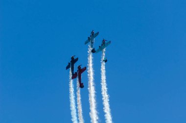 Torre Del Mar, İspanya - 29 Temmuz 2018 uçakları uçan plaj bir sahil kasabasında, Andalusia içinde airshow akrobasi üzerinden