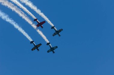 Torre Del Mar, İspanya - 29 Temmuz 2018 uçakları uçan plaj bir sahil kasabasında, Andalusia içinde airshow akrobasi üzerinden