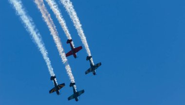 Torre Del Mar, İspanya - 29 Temmuz 2018 uçakları uçan plaj bir sahil kasabasında, Andalusia içinde airshow akrobasi üzerinden