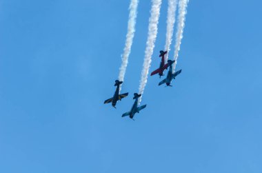 Torre Del Mar, İspanya - 29 Temmuz 2018 uçakları uçan plaj bir sahil kasabasında, Andalusia içinde airshow akrobasi üzerinden