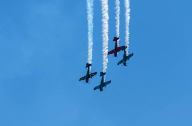 Torre Del Mar, İspanya - 29 Temmuz 2018 uçakları uçan plaj bir sahil kasabasında, Andalusia içinde airshow akrobasi üzerinden