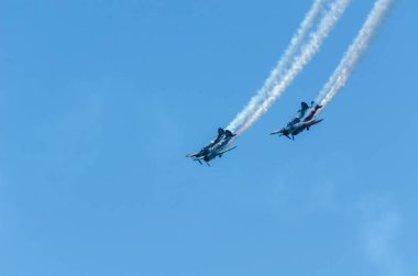 Torre Del Mar, İspanya - 29 Temmuz 2018 uçakları uçan plaj bir sahil kasabasında, Andalusia içinde airshow akrobasi üzerinden
