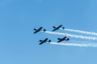 Torre Del Mar, İspanya - 29 Temmuz 2018 uçakları uçan plaj bir sahil kasabasında, Andalusia içinde airshow akrobasi üzerinden