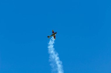 Torre Del Mar, İspanya - 29 Temmuz 2018 uçakları uçan plaj bir sahil kasabasında, Andalusia içinde airshow akrobasi üzerinden