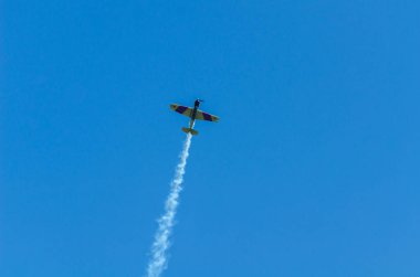 Torre Del Mar, İspanya - 29 Temmuz 2018 uçakları uçan plaj bir sahil kasabasında, Andalusia içinde airshow akrobasi üzerinden