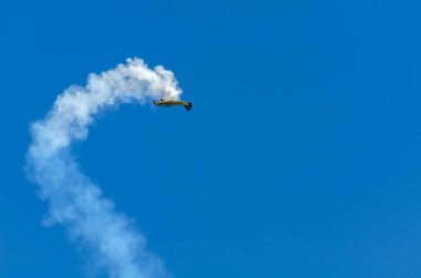 Torre Del Mar, İspanya - 29 Temmuz 2018 uçakları uçan plaj bir sahil kasabasında, Andalusia içinde airshow akrobasi üzerinden