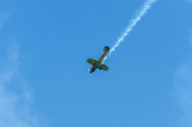 Torre Del Mar, İspanya - 29 Temmuz 2018 uçakları uçan plaj bir sahil kasabasında, Andalusia içinde airshow akrobasi üzerinden
