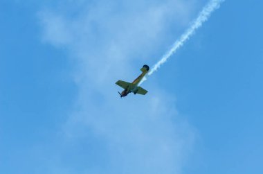 Torre Del Mar, İspanya - 29 Temmuz 2018 uçakları uçan plaj bir sahil kasabasında, Andalusia içinde airshow akrobasi üzerinden