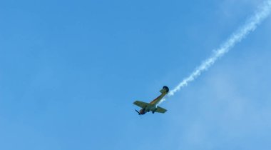 Torre Del Mar, İspanya - 29 Temmuz 2018 uçakları uçan plaj bir sahil kasabasında, Andalusia içinde airshow akrobasi üzerinden