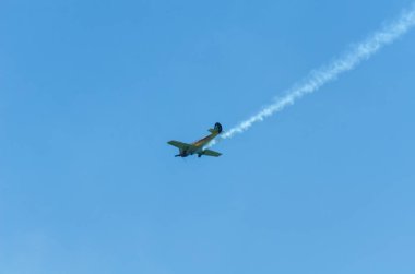 Torre Del Mar, İspanya - 29 Temmuz 2018 uçakları uçan plaj bir sahil kasabasında, Andalusia içinde airshow akrobasi üzerinden