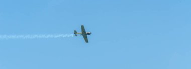 Torre Del Mar, İspanya - 29 Temmuz 2018 uçakları uçan plaj bir sahil kasabasında, Andalusia içinde airshow akrobasi üzerinden