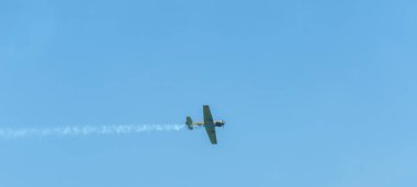 Torre Del Mar, İspanya - 29 Temmuz 2018 uçakları uçan plaj bir sahil kasabasında, Andalusia içinde airshow akrobasi üzerinden