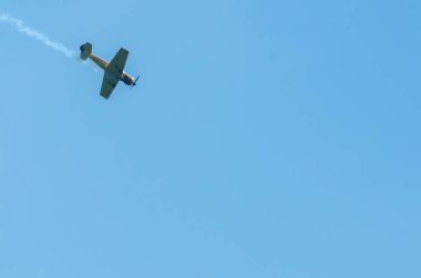Torre Del Mar, İspanya - 29 Temmuz 2018 uçakları uçan plaj bir sahil kasabasında, Andalusia içinde airshow akrobasi üzerinden
