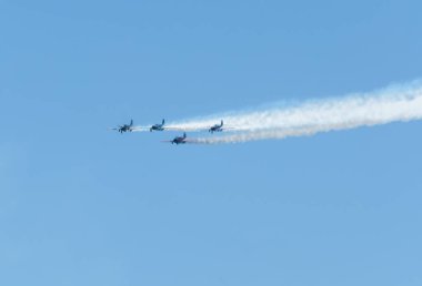 Torre Del Mar, İspanya - 29 Temmuz 2018 uçakları uçan plaj bir sahil kasabasında, Andalusia içinde airshow akrobasi üzerinden