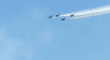 Torre Del Mar, İspanya - 29 Temmuz 2018 uçakları uçan plaj bir sahil kasabasında, Andalusia içinde airshow akrobasi üzerinden