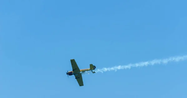 マールに スペインの海辺の町のビーチ アンダルシアのアクロバット飛行の航空ショーで飛行機 2018 — ストック写真