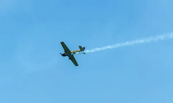 マールに スペインの海辺の町のビーチ アンダルシアのアクロバット飛行の航空ショーで飛行機 2018 — ストック写真