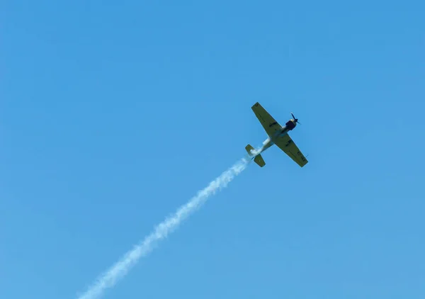 マールに スペインの海辺の町のビーチ アンダルシアのアクロバット飛行の航空ショーで飛行機 2018 — ストック写真