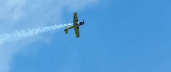 マールに スペインの海辺の町のビーチ アンダルシアのアクロバット飛行の航空ショーで飛行機 2018 — ストック写真