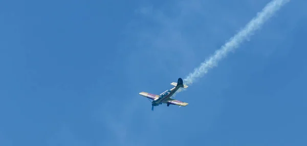 マールに スペインの海辺の町のビーチ アンダルシアのアクロバット飛行の航空ショーで飛行機 2018 — ストック写真