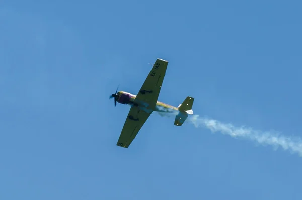 マールに スペインの海辺の町のビーチ アンダルシアのアクロバット飛行の航空ショーで飛行機 2018 — ストック写真