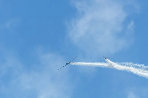 マールに スペインの海辺の町のビーチ アンダルシアのアクロバット飛行の航空ショーで飛行機 2018 — ストック写真