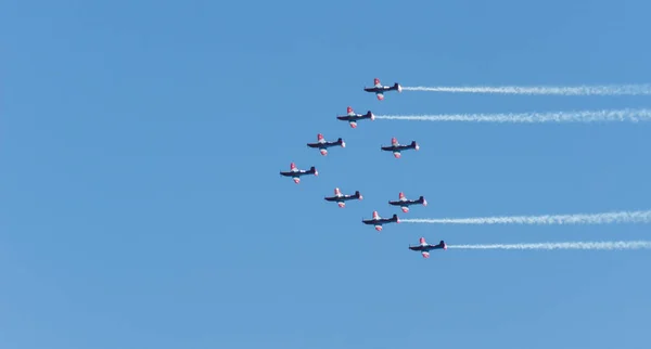 マールに スペインの海辺の町のビーチ アンダルシアのアクロバット飛行の航空ショーで飛行機 2018 — ストック写真