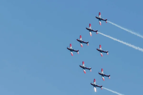 マールに スペインの海辺の町のビーチ アンダルシアのアクロバット飛行の航空ショーで飛行機 2018 — ストック写真