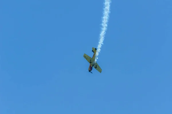 西班牙托雷德尔马 2018年7月29日 在安达卢西亚的一个海滨小镇上飞越海滩的飞机 特技飞行航空展 — 图库照片