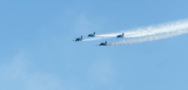 Torre Del Mar, İspanya - 29 Temmuz 2018 uçakları uçan plaj bir sahil kasabasında, Andalusia içinde airshow akrobasi üzerinden