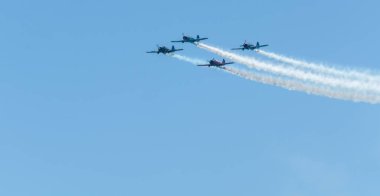 Torre Del Mar, İspanya - 29 Temmuz 2018 uçakları uçan plaj bir sahil kasabasında, Andalusia içinde airshow akrobasi üzerinden