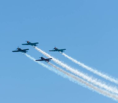 Torre Del Mar, İspanya - 29 Temmuz 2018 uçakları uçan plaj bir sahil kasabasında, Andalusia içinde airshow akrobasi üzerinden