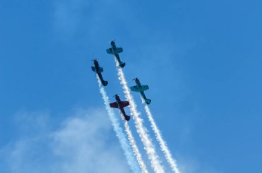 Torre Del Mar, İspanya - 29 Temmuz 2018 uçakları uçan plaj bir sahil kasabasında, Andalusia içinde airshow akrobasi üzerinden